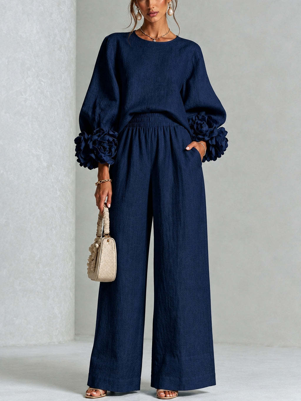 Conjunto de Top con Puños Florales y Pantalones de Pierna Ancha