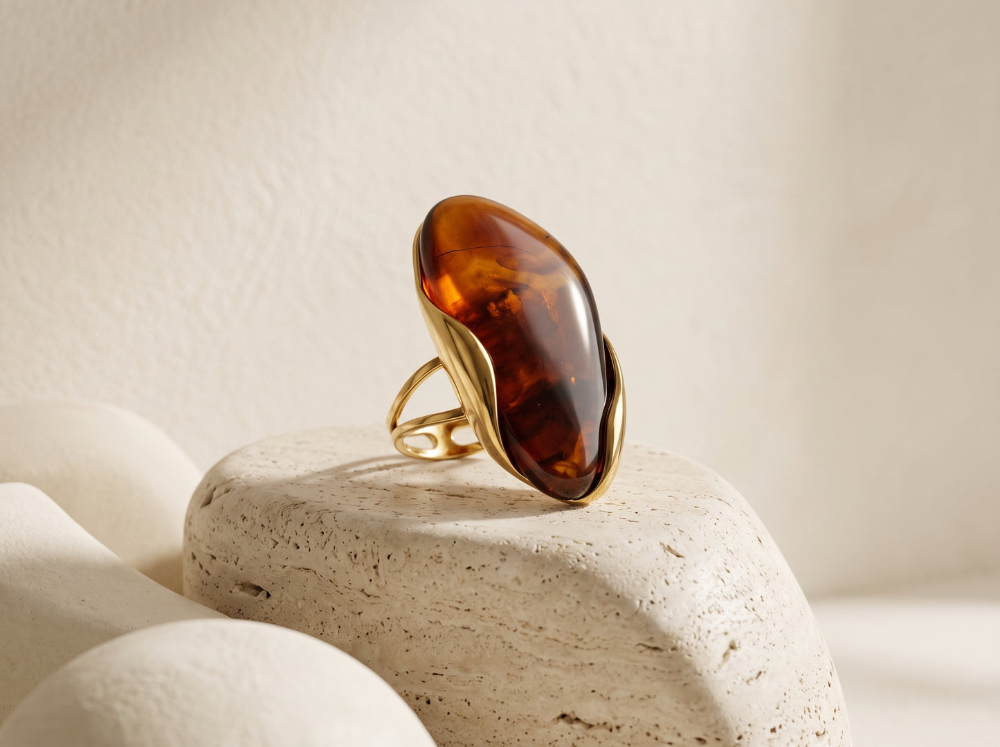 Anillo Ajustable de Resina y Acero Inoxidable Chapado en Oro 18K