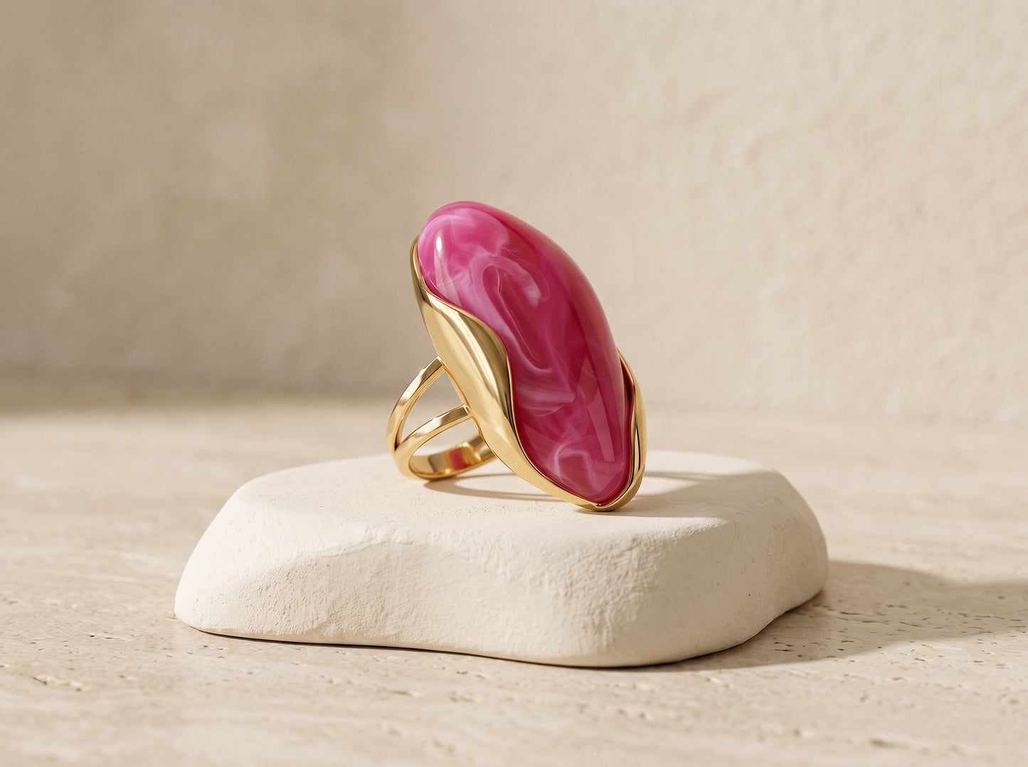 Anillo Ajustable de Resina y Acero Inoxidable Chapado en Oro 18K