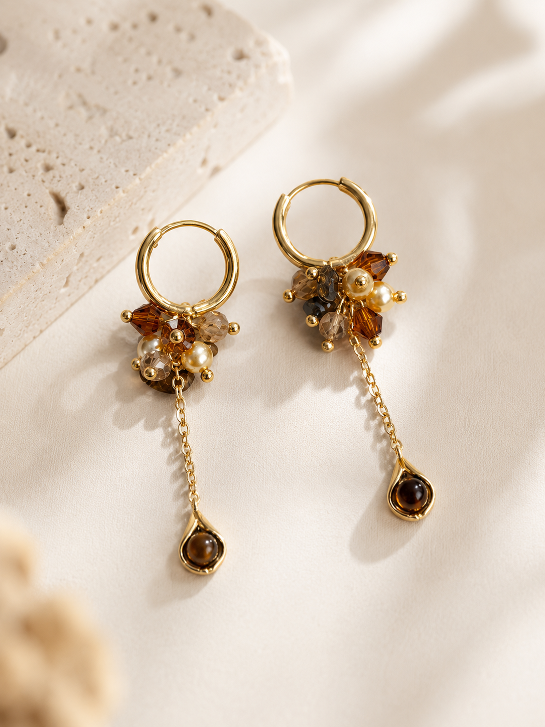 Pendientes Dorados con Piedra Ojo de Tigre | Joya Elegante para Invitadas y Eventos